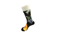 Сместите устойчивые носки черноты напечатанные 3Д с длинной белой упругостью лоска удобной